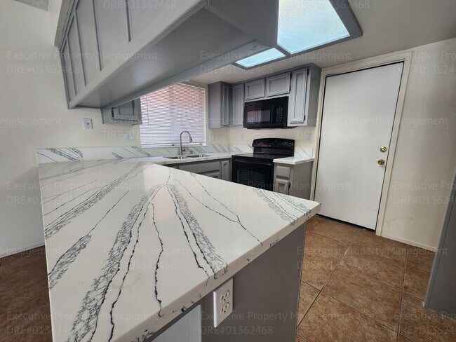 Building Photo - 3 bedroom/ 2.5 bathroom