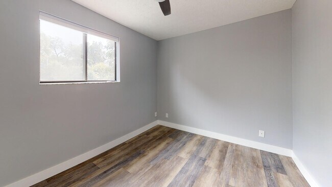 Building Photo - 107 E 16th Ave