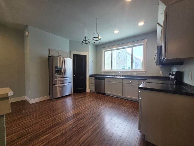 Building Photo - Beautiful 2 bed 1.5 bath townhome