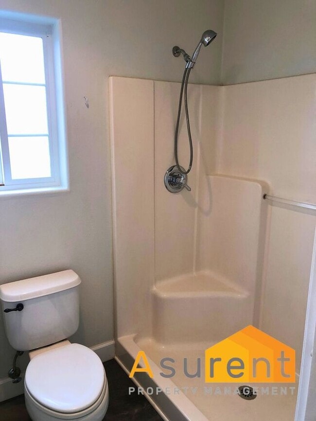 Building Photo - Wont Last Long---- 3 bed 2 Bath fenced back yard