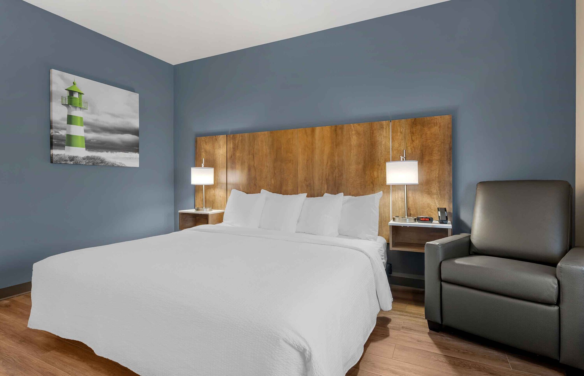 Building Photo - Furnished Studio-Phoenix - Chandler - Airport