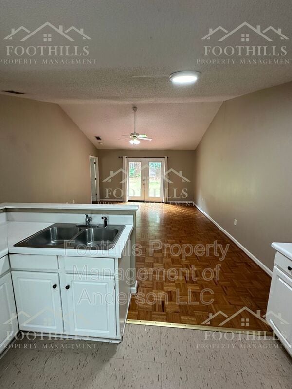 Building Photo - 1419 Oak Hill Dr