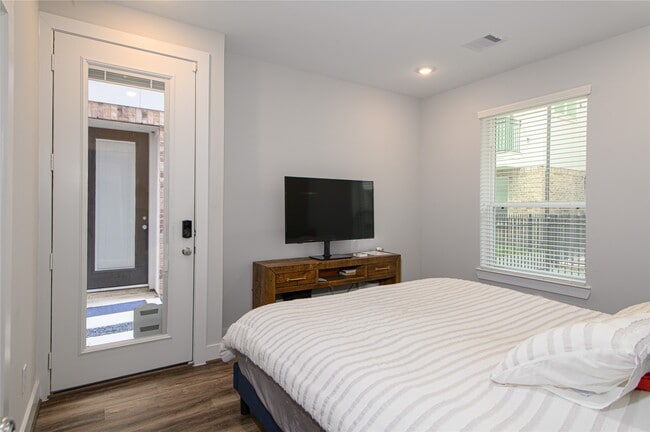 Building Photo - 1274 N Post Oak Rd