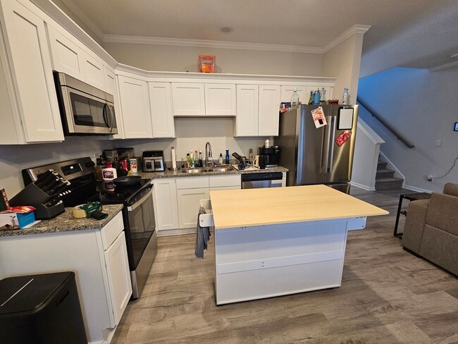 Building Photo - Newer Construction, 3 Bedroom Townhome!