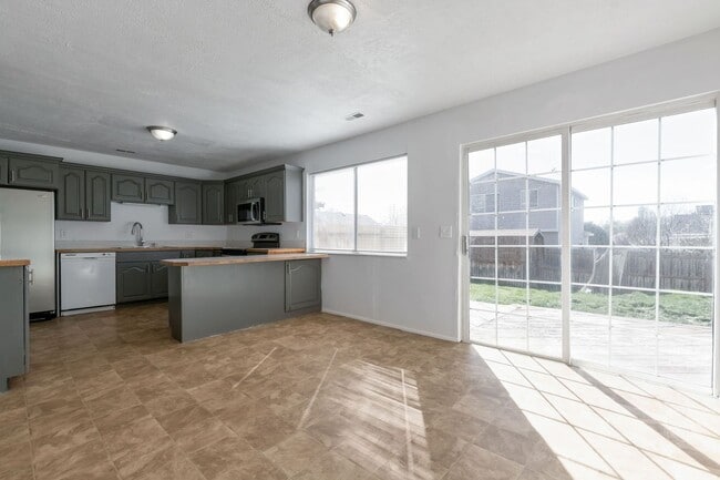 Building Photo - NEW CARPET - 3 Bed, 2 Bath Midvale Duplex with Garage