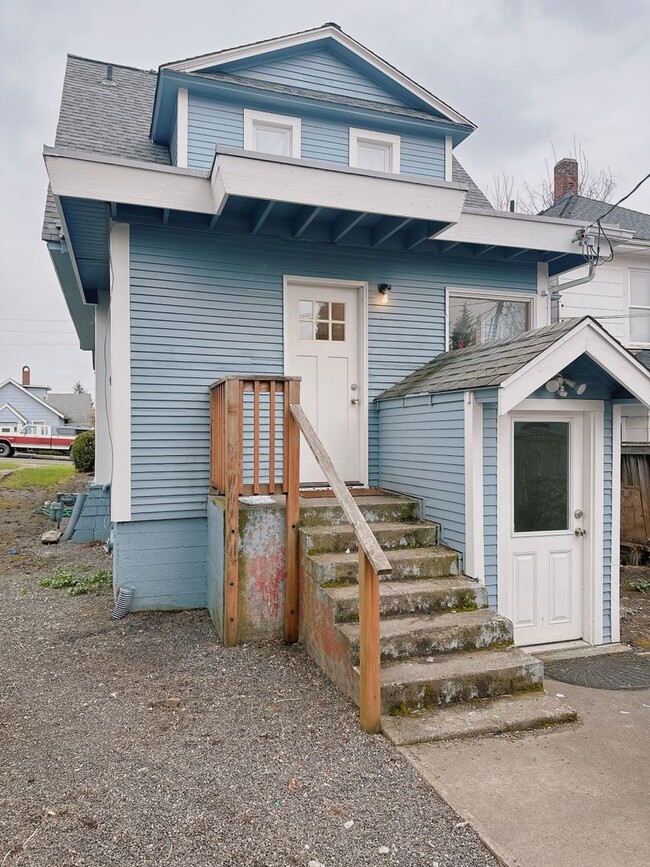 Building Photo - PRELEASING:  5 bdrm/3 bath on High Street!