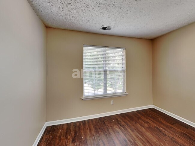 Building Photo - 3817 Majestic Ln SW
