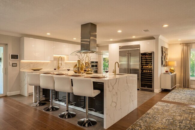 Building Photo - 5841 Bayview Dr