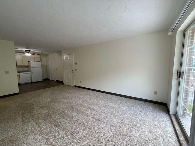 Building Photo - 385 Huse Rd