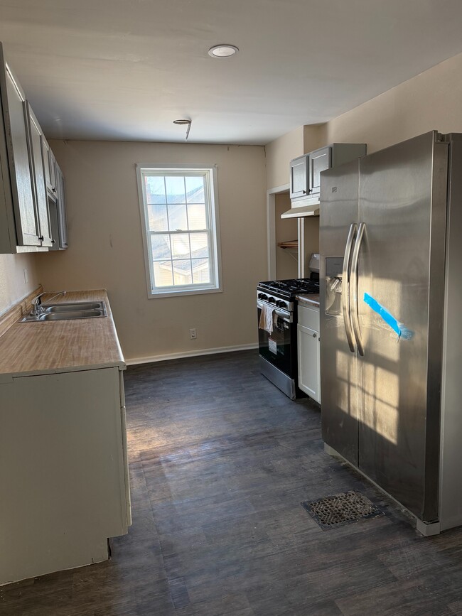 Building Photo - 458 S Float Ave