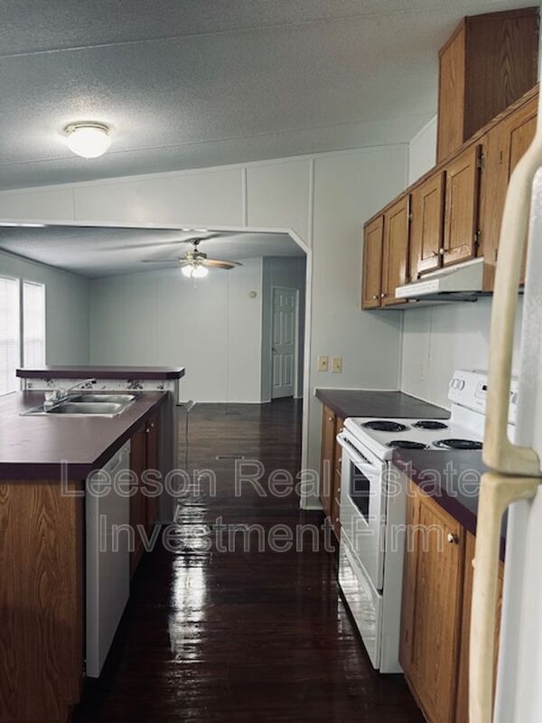 Building Photo - 310 Robbin Ln