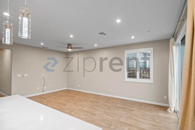 Building Photo - 572 Delicato Dr