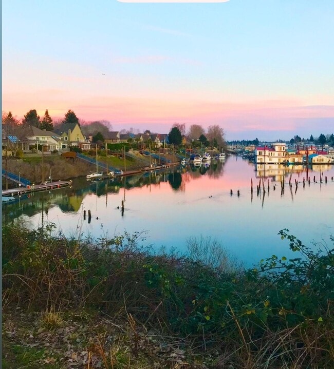 Great riverfront views - 704 N Tomahawk Island Dr