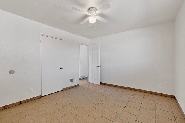 Building Photo - 540 Cardenas Dr SE