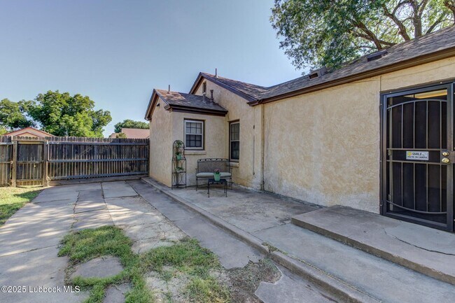 Building Photo - Charming & Unique 4 Bedroom