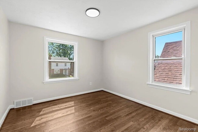 Building Photo - Modern 3-Bedroom Home with Generous Space and Style