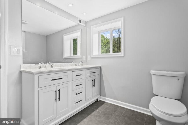 Building Photo - 5822 Brookview Dr