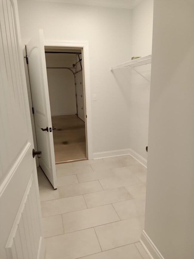Building Photo - Patio Townhome Located 1 Block from Bedfor...