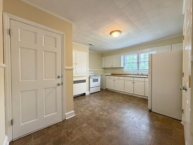 Building Photo - 452 Parkview Dr