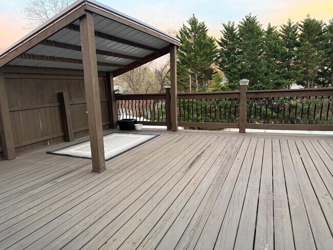 Building Photo - 146 E Park Dr