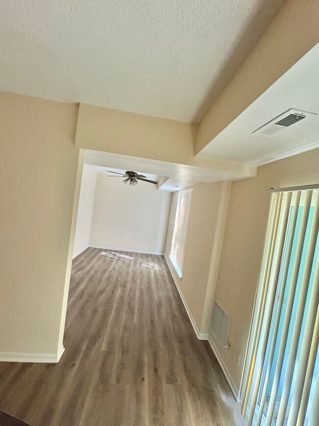 Building Photo - Bright And Cozy 2 Bed 1 Bath Condo With Pa...