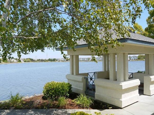 Building Photo - Gorgeous 2 Bd 2 Ba Unit in Redwood Shores
