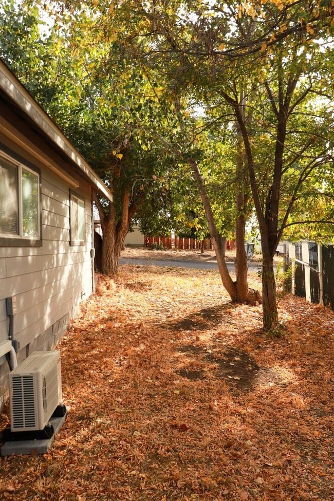 Building Photo - 3 Bedroom Single Family Home in Klamath Falls