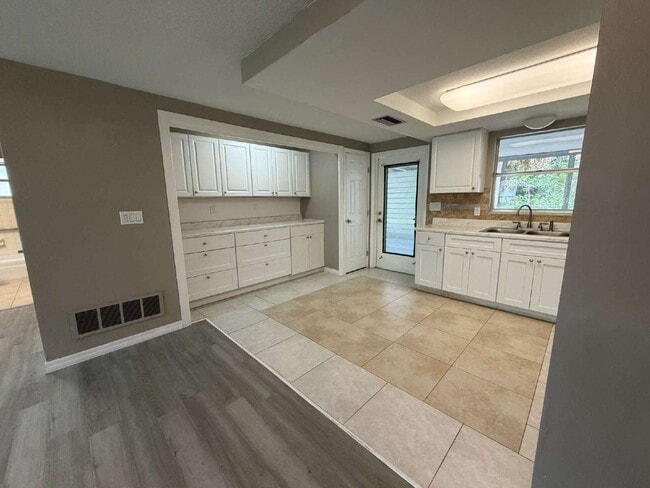 Building Photo - "Charming 2-Bedroom Duplex Retreat in New Port Richey - Perfect for Cozy Living!"