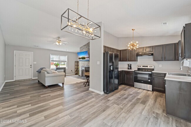 Building Photo - 300 Gus Ct