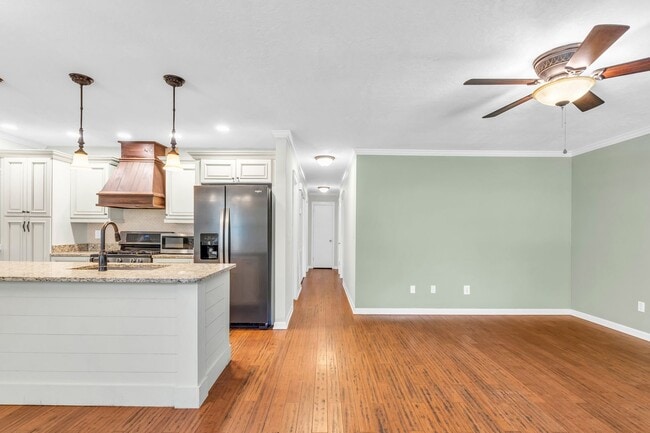 Building Photo - Beautiful Red Bank Home!