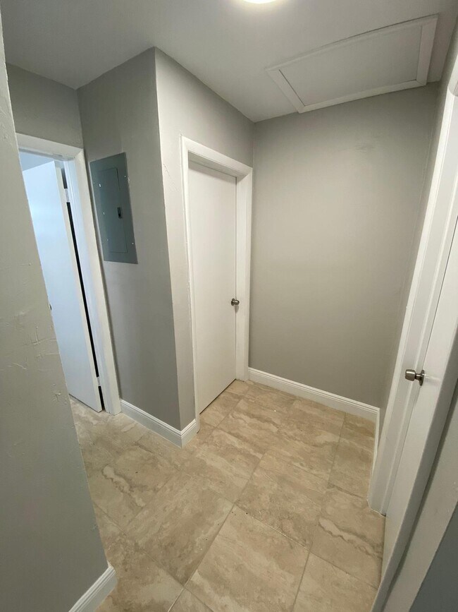 Building Photo - 811 SW 12th Ct