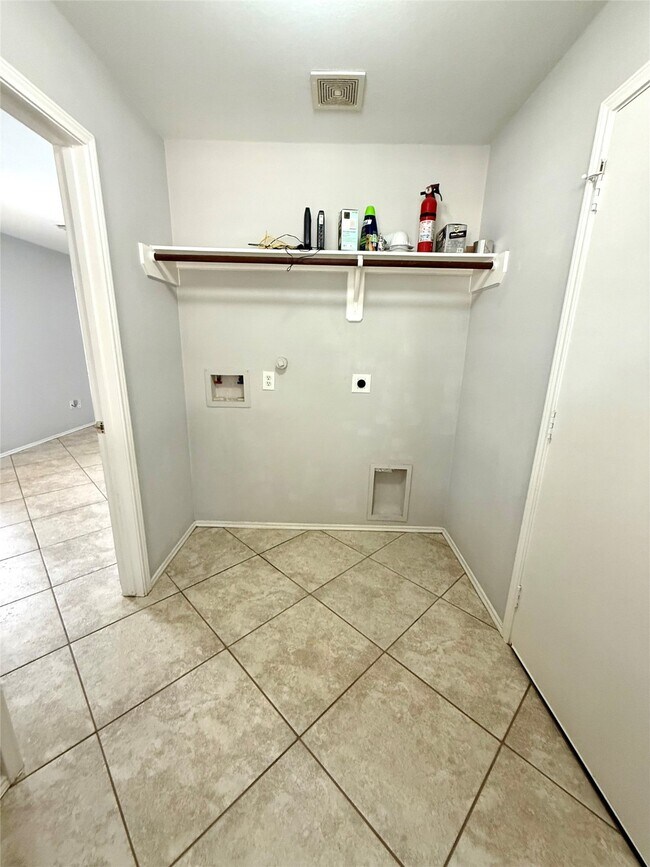 Building Photo - 24542 Lakecrest Village Dr