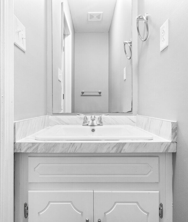 Building Photo - 4 Bedroom Pet Friendly Home For Rent On a Large Corner Lot!