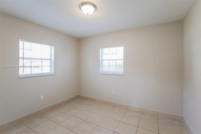 Building Photo - 1231 NE 214th St