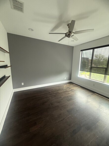 Building Photo - 3008 Zenia Dr