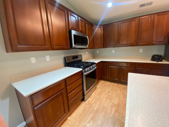 Building Photo - In Hanford-4 Br 2.5 Ba Available Now