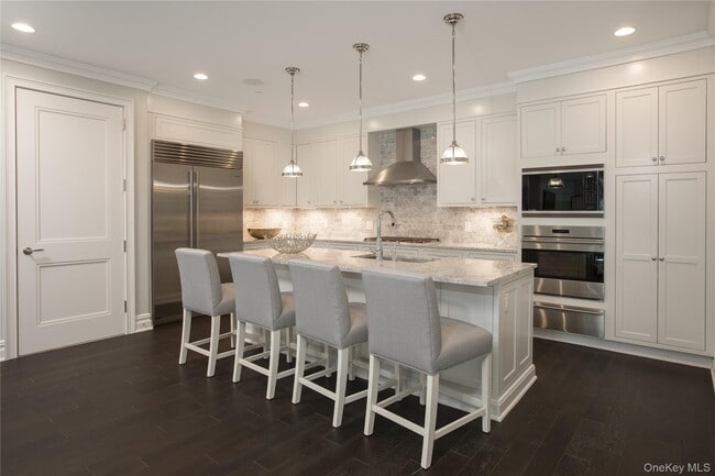 Building Photo - 3000 Royal Ct