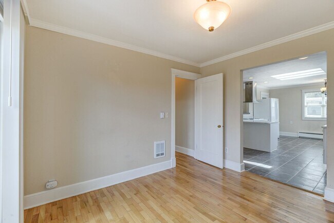 Building Photo - Charming Home in Sought-After Lower Kennydale