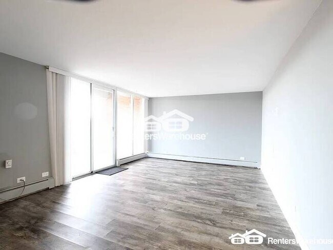 Building Photo - AVAILABLE NOW 1 Bed 1.0 Bath Condo with Sp...