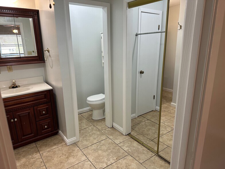 Building Photo - 323 Lance Cir