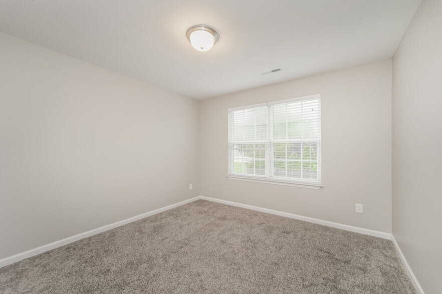 Building Photo - 8412 4 Sisters Ln