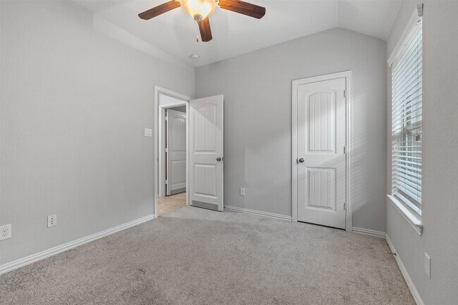 Building Photo - 636 Maple Point Dr E