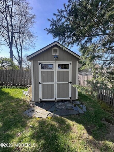 Building Photo - 402 Maple Dr