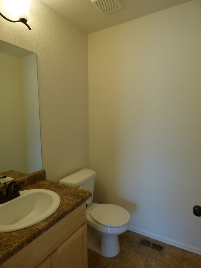 Building Photo - Spacious and Beautiful 3 Bed, 2.5 Bath Hom...