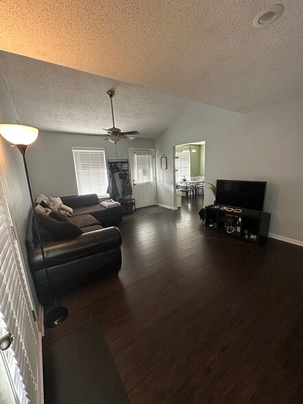 Building Photo - 669 Windhaven Dr