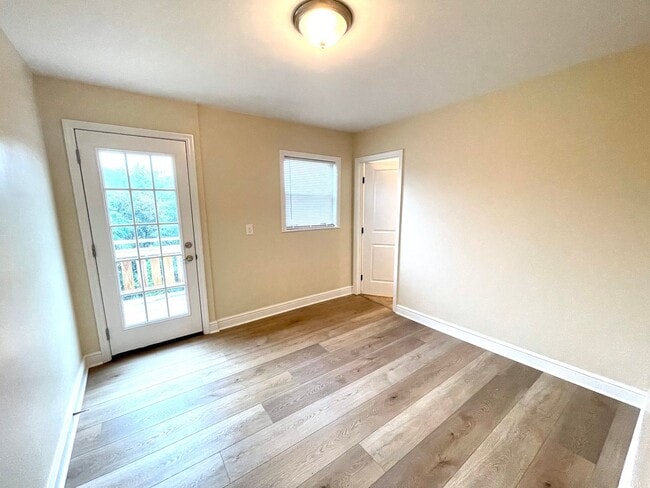 Building Photo - Large House with A/C, deck, updated kitchen, laundry, pet friendly September 1st