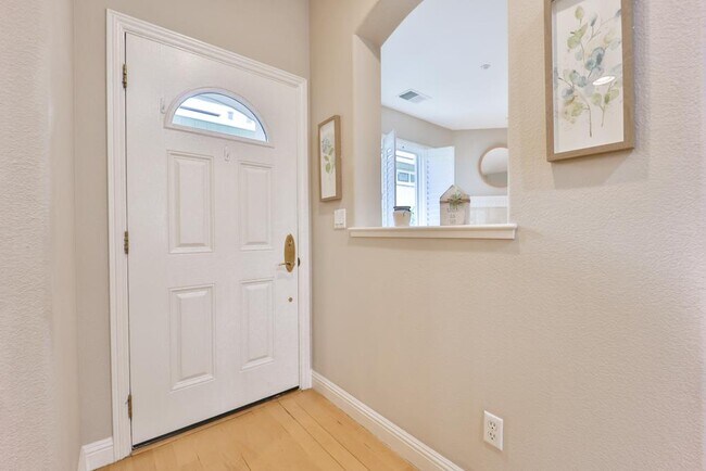 Building Photo - 492 Tyndall St