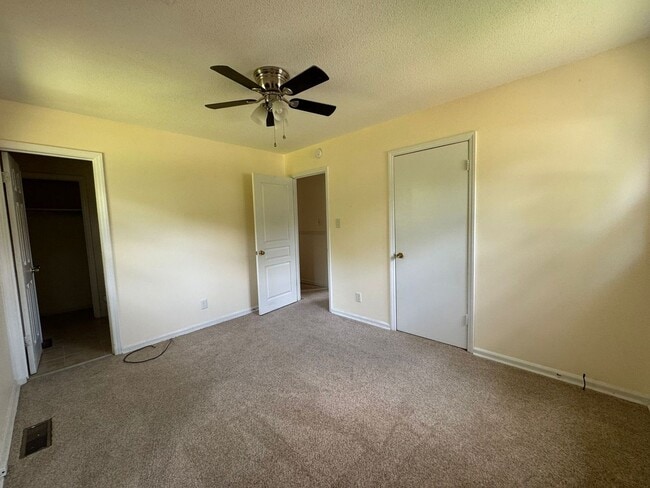Building Photo - Beautiful 3 bedroom 1.5 baths Brick Ranch