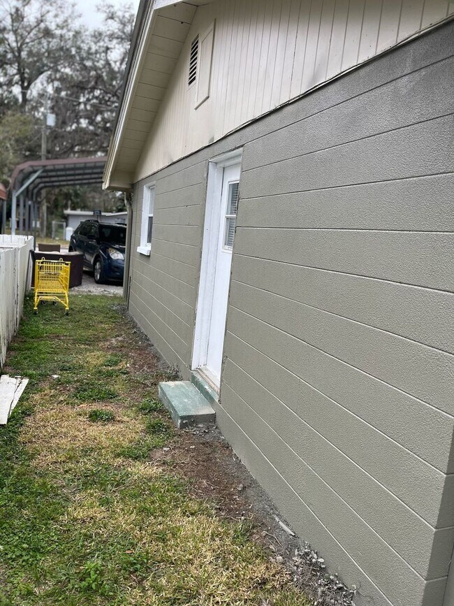 Building Photo - Move-In Ready 1BR/1BA Duplex with Modern Updates in Prime Zephyrhills Location!