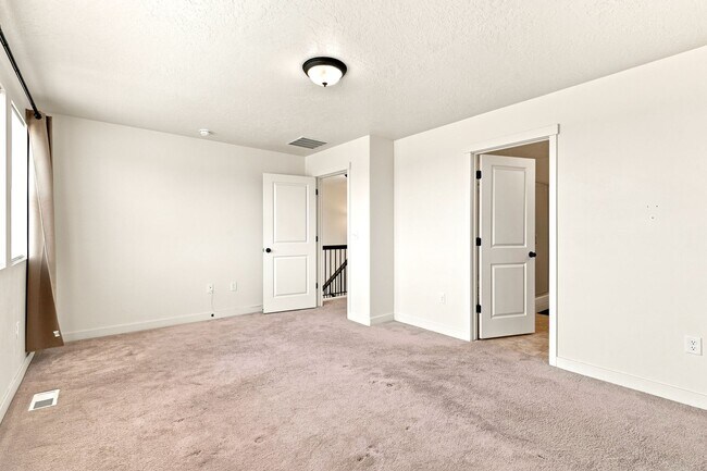 Building Photo - 3 Bedroom 2.5 Bathroom Townhome in Bluffdale!